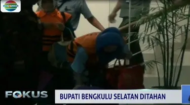 Ibu dan anak ini sempat berpelukan sejenak hingga akhirnya Hendriati memasuki mobil yang akan membawanya ke Rutan Mapolres Jakarta Selatan.