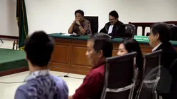 Machfud Suroso memperhatikan keterangan saksi saat menjalani sidang lanjutan  di Pengadilan Tipikor, Jakarta, Senin (9/2/2015). (Liputan6.com/Faisal R Syam)