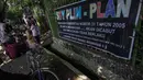  Sebuah spanduk bertuliskan SBY PLIN-PLAN terpampang di dekat rumah Eddy Sasongko saat pengosongan rumah dilakukan pihak PT. KAI (Persero), Jakarta, Kamis (24/4/2014) (Liputan6.com/Faizal Fanani). 