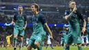 Striker Tottenham Hotspur, Fernando Llorente, melakukan selebrasi usai membobol gawang Manchester City pada laga Liga Champions di Stadion Etihad, Rabu (17/4). Manchester City menang 4-3 atas Tottenham Hotspur. (AP/Jon Super)