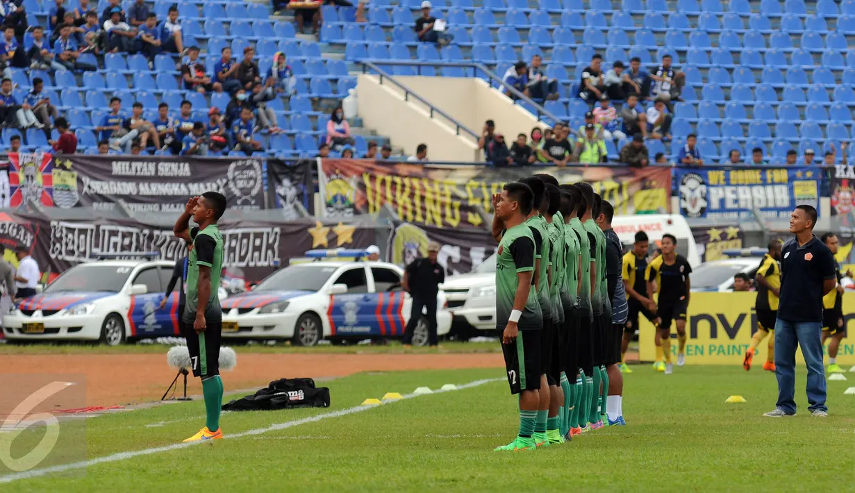 Pemain PS TNI memberi hormat jelang sesi pemanasan sebelum berlaga melawan Sriwijaya FC di Turnamen Piala Bhayangkara, Stadion Si Jalak Harupat, Bandung, Minggu (20/3/2016). PS TNI kalah 1-2 dari Sriwijaya FC. (Liputan6.com/Helmi Fithriansyah)