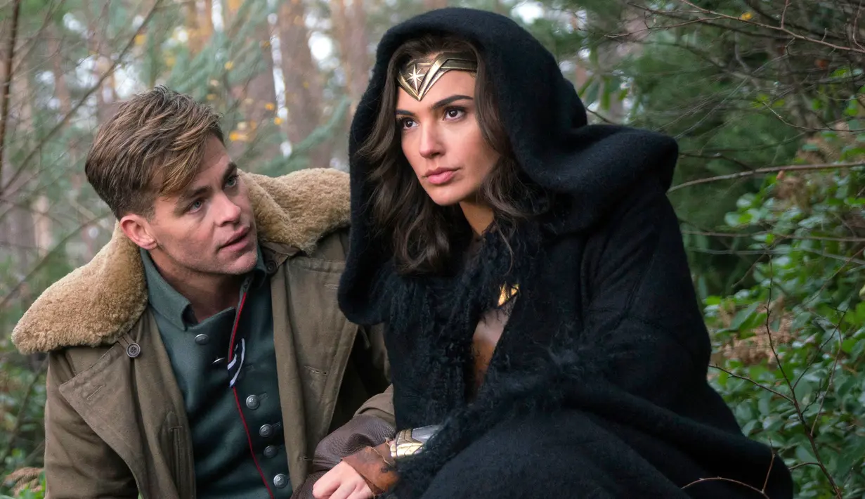 Gal Gadot beradu akting dengan Aktor Chris Pine saat syuting film Wonder Woman. Diana yang selama Film Wonder Woman ini menjadi sekuel keempat dalam DC Extended Universe. (Clay Enos/Warner Bros. Entertainment via AP)