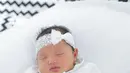Zaskia Gotik memperlihatkan potret bayinya yang sedang terlelap. Menurut kalian, wajah baby Alia lebih mirip siapa? (Foto: Instagram/ zaskia_gotix)