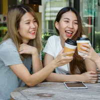 Kira-kira apa rahasia orang yang selalu menarik perhatian tanpa harus berusaha keras? Mungkin mereka punya kepribadian magnetik yang istimewa. Yuk, segera cek 6 cirinya, siapa tahu kamu salah satunya! (Foto dok: Freepik//tirachardz).