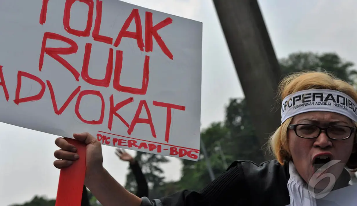 Para pengacara yang tergabung dalam Perhimpunan Advokat Indonesia (Peradi) melakukan aksi, Jakarta (11/9/2014) (Liputan6.com/Johan Tallo)
