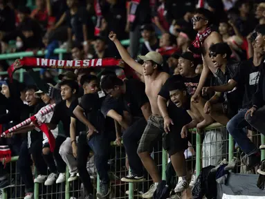 Suporter saat merayakan kemenangan Timnas Indonesia U-19 atas Filipina U-19 pada lanjutan penyisihan grup A Piala AFF U-19 2022 di Stadion Patriot Candrabhaga, Bekasi, Jawa Barat, Jumat (8/7/2022). Laga berakhir dengan keunggulan Timnas Indonesia U-19 dengan skor 5-1. (Liputan6.com/Helmi Fithriansyah)