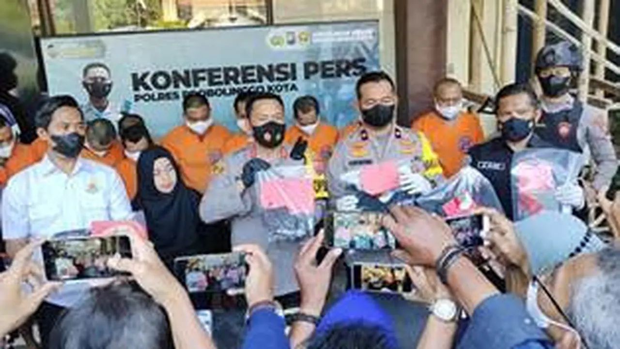 Kapolres Probolinggo Kota AKBP Wadi Sa'bani tunukan barang bukti kasus curanmor, dalam Konfrensi Pers di Mapolres Probolinggo Kota (Istimewa)