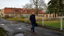 Wali Kota Andreas Claus melintasi sebuah jalan di desa Alwine, Negara Bagian Brandenburg, Jerman timur , 30 November 2017. Desa yang berpenduduk 20 orang tersebut mulai terbengkalai setelah runtuhnya Tembok Berlin. (Tobias Schwarz/AFP)