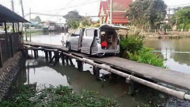 Toyota Vellfire Nyaris Nyebur ke Sungai Gara-gara Waze