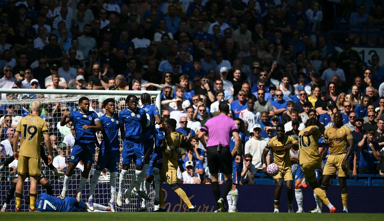 Momen tersebut terjadi saat Crystal Palace mendapatkan hadiah tendangan bebas pada menit ke-12. (AFP/Justin Tallis)
