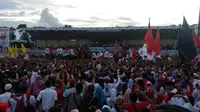 Calon presiden Joko Widodo atau Jokowi hadir di Stadion Maulana Yusuf, Kota Serang, Banten, Minggu (24/3/2019) petang. (Liputan6.com/Putu Merta Surya Putra)