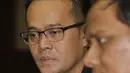 Tersangka kasus suap Fahmi Darmawansyah usai menjalani sidang perdana di Pengadilan Tindak Pidana Korupsi (Tipikor) Jakarta, Senin (13/3). Selama persidangan, Fahmi ditemani istrinya, Inneke Koesherawati. (Liputan6.com/Helmi Afandi)