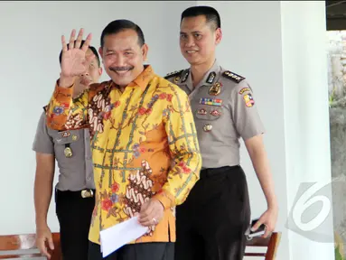 Wakapolri Badrodin Haiti melambaikan tangan saat bersiap jelang kedatangan Komisi III ke rumahnya di kawasan Jagakarsa, Jakarta, Rabu (15/4/2015). (Liputan6.com/Helmi Afandi)