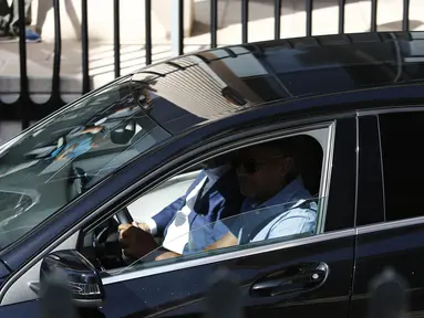 Bintang Real Madrid, Cristiano Ronaldo, menaiki mobil saat mengindari media usai mengikuti sidang di Pozuelo de Alarcon, Madrid, Senin (31/7/2017). Pesepak bola asal Portugal itu dituduh melakukan pengelapan pajak. (AFP/Oscar Del Pozo)