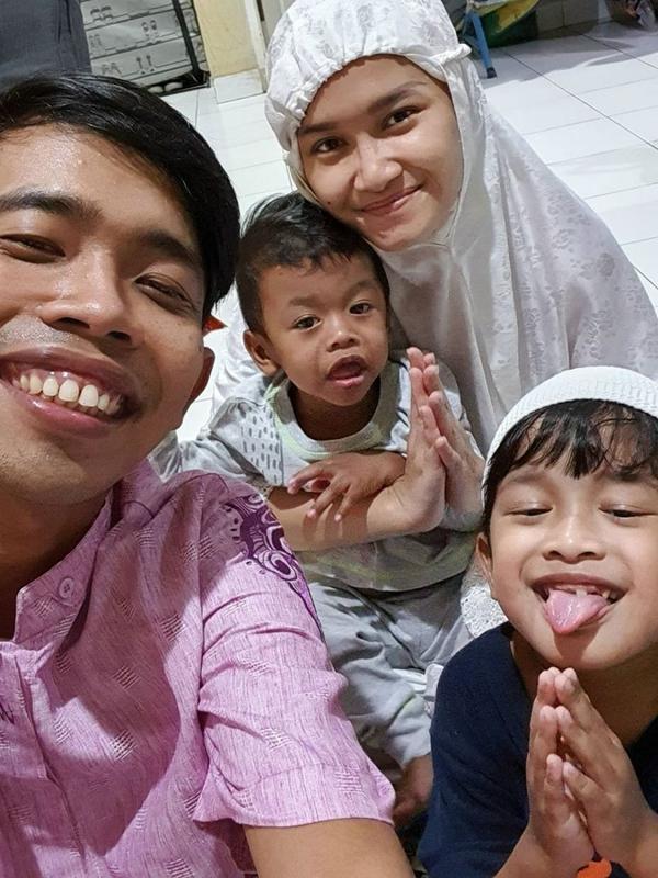Momen keluarga seleb Tarawih bersama di rumah. (Sumber: Instagram/dede_sunandar)