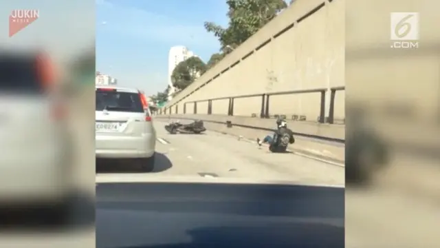 
Entah apa yang terjadi sehingga seorang pengendara motor mencoba menendang mobil. Karena aksinya itu, pengendara motor ini kena akibatnya.