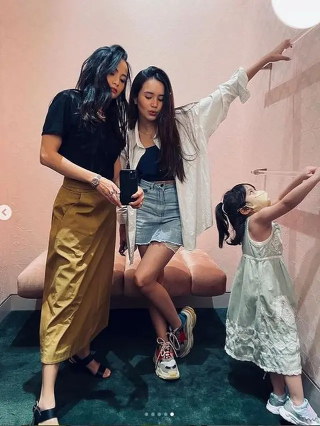 6 Potret Akrab Beby Tsabina dan Bridgia Anak Acha Septriasa, Bak Momong Adik