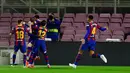 Para pemain Barcelona merayakan gol yang dicetak oleh Ousmane Dembele ke gawang Real Valladolid pada laga Liga Spanyol di Stadion Camp Nou, Selasa (6/4/2021). Barcelona menang dengan skor 1-0. (AFP/Pau Barrena)