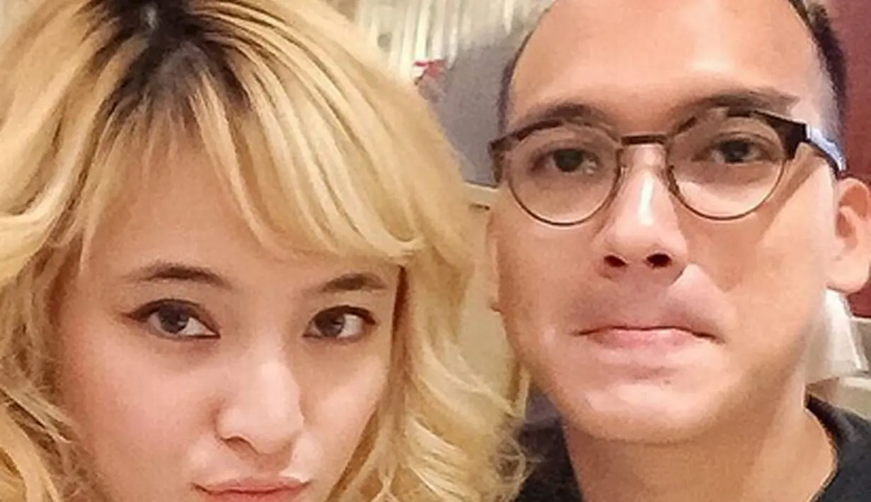 Kisah cinta pasangan ini terungkap melalui media sosial. Kemesraan keduanya diunggah ke dunia maya. Saat ditanyakan Juni 2015 silam, Egi mengakui hubungannya cinta bersama Marshanda telah dua bulan berjalan. (dok. Instagram)