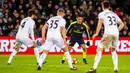 Penyerang Arsenal, Alexis Sanchez, berusaha melewati hadangan pemain Swansea. Pada laga ini kedua tim turun menggunakan formasi 4-2-3-1. (EPA/Aled Llywelyn)