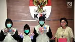  Wakil Ketua KPK Basaria Panjaitan (kanan) bersama Penyidik menunjukan barang bukti uang hasil OTT Walikota Cilegon, TB Iman Aryadi sebanyak Rp 1,15 Miliar, saat memberikan keterangan pers, di Gedung KPK, Jakarta, Sabtu (23/9). (Liputan6.com/Helmi Afandi)