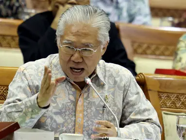 Menteri Perdagangan, Enggartiasto Lukita saat rapat kerja dengan Komisi VI DPR di Komplek Parlemen, Senayan, Jakarta, Selasa (14/2). Rapat tersebut membahas harga cabe dan daging sapi yang sempat melonjak tinggi. (Liputan6.com/Johan Tallo)