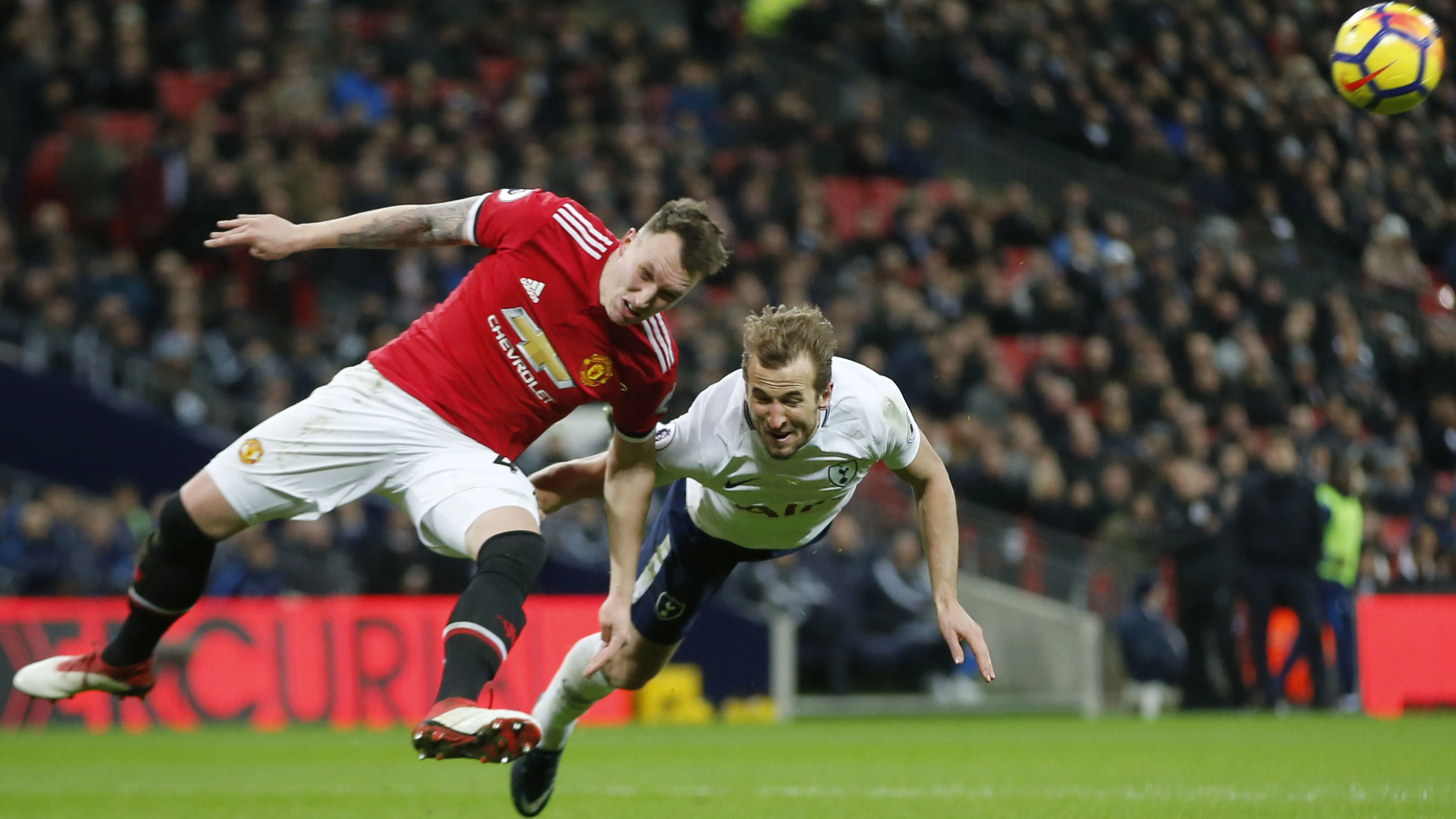 Duel pemain Manchester United, Phil Jones dan pemain Tottenham, Harry Kane pada lanjutan Premier League di Wembley Stadium, (31/1/2018). Spurs menang 2-0. (AP/Alastair Grant)