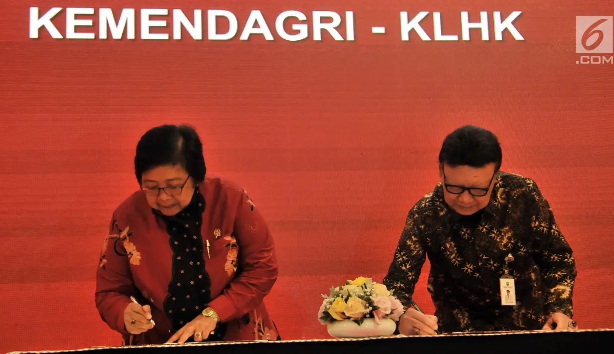 Mendagri Tjahjo Kumolo (kanan) bersama Menteri LHK Siti Nurbaya menandatangani Nota Kesepahaman di Jakarta, Selasa (19/2). Kemendagri, MK, KLHK, OJK, dan PPATK menyepakati kerja sama pemanfaatan data kependudukan. (Merdeka.com/Iqbal Nugroho)