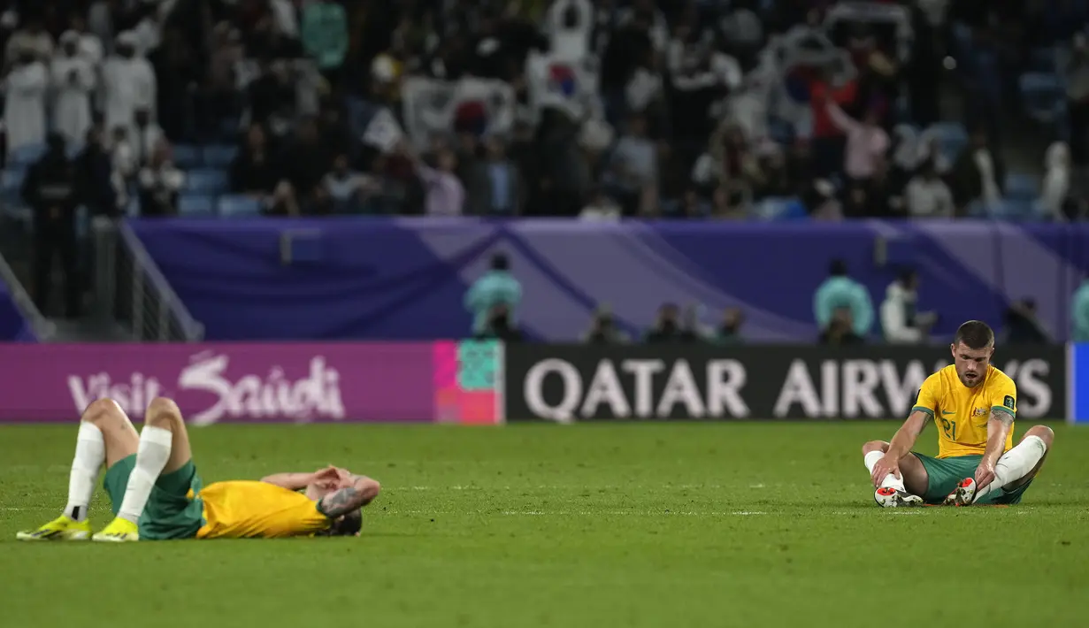 Ekspresi kecewa dua pemain Timnas Australia, Cameron Burgess (kanan) dan Jackson Irvine setelah tersingkir di babak perempatfinal Piala Asia 2023 usai kalah 1-2 dari Korea Selatan di Al Janoub Stadium, Al Wakrah, Qatar, Jumat (2/2/2024) malam waktu setempat. (AP Photo/Thanassis Stavrakis)