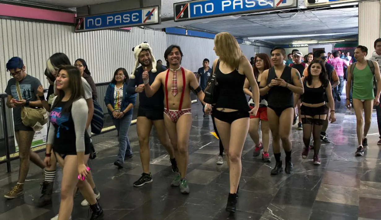 Sejumlah calon penumpang tanpa celana di stasiun kereta di Meksiko. Foto diambil Minggu (11/01/2015). (AFP PHOTO/RONALDO SCHEMIDT)
