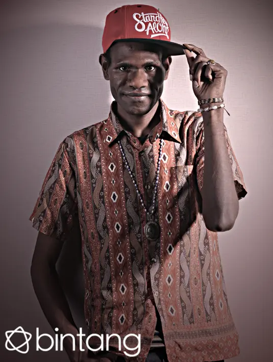 Saat wawancara eksklusif oleh Bintang.com di SCTV Tower, Jumat (2/10/2015), Celo menjelaskan bahwa ‘Epen Cupen’ itu berasal dari mob Papua yang sudah ada sejak dahulu. Dimana konsepnya mirip seperti stand up comedy. (Andy Masela/Bintang.com)