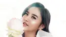 Keponakan Dewi Perssik ini sebenarnya sudah cantik saat berpenampilan natural. Namun Lebby Wilayati tampil memesona saat memakai makeup dan busana yang menawan ketika jalani sebuah pemotretan.(Liputan6.com/IG/@lebbywilayati)