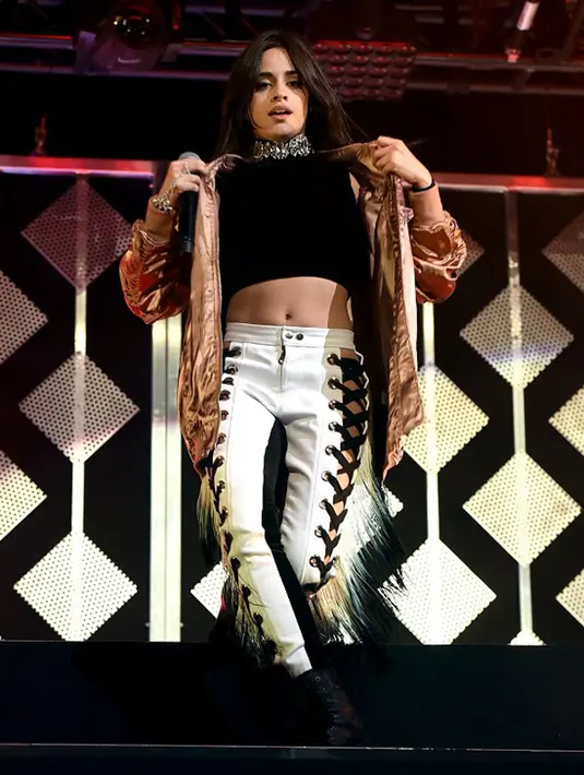 Selain itu, empat personil Fifth Harmony lainnya seperti Ally Brooke, Normani Kordei, Dinah Hansen, dan lauren Jauregui pun mengajak Camila untuk memberikan keterangan secara langsung kepada fansnya. (AFP/Bintang.com)