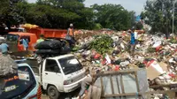 Sampah menumpuk di TPS Pasar Minggu. (Liputan6.com/Nafiysul Qodar)