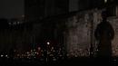 Yeoman Warders atau 'Beefeaters' berdiri di antara ribuan lilin di parit kering Tower of London, Inggris, Selasa (6/11). Lilin itu untuk menandai 100 tahun akhir Perang Dunia I. (AP Photo/Alastair Grant)