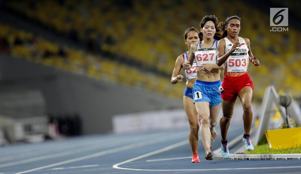 Pelari Indonesia Triyaningsih berlari mencapai garis finis dalam cabana atletik nomor lari 10 km putri SEA Games 2017 di Stadion Nasional Bukit Jalil, Malaysia, Kamis (24/8). Triyaningsih berhasil memperoleh medali emas. (Liputan6.com/Faizal Fanani)