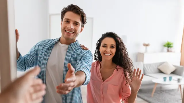 pasangan suami istri menikah menyambut tamu