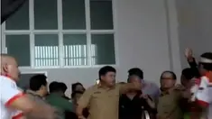 Tersulut emosi, seorang pejabat pemeritah Kabupaten Bandung Barat menantang pengunjuk rasa berkelahi.