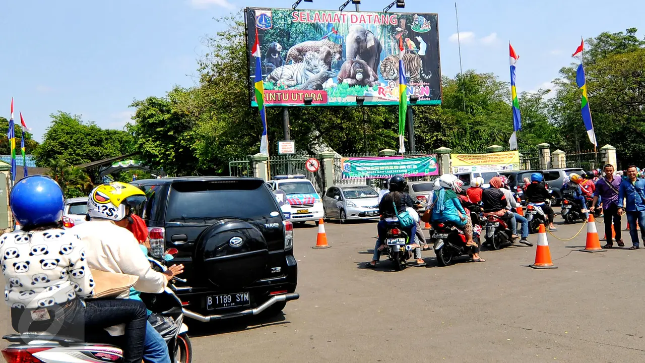 20150718-Hari Kedua Lebaran, Ragunan di Serbu Warga-Jakarta