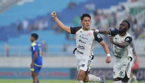 Selebrasi penyerang Persija Jakarta, Eksel Runtukahu usai mencetak gol ke gawang Arema FC dalam laga pekan ke-12 BRI Super League 2025/2026 di Stadion Kanjuruhan, Kabupaten Malang, Sabtu (8/11/2025) sore WIB. (Dok. Persija)