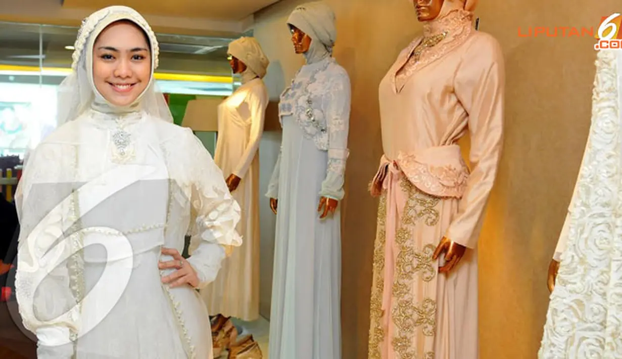 Busana berbahan lace dengan coat berbahan organdi sutera dan velvet beludru ini tampak indah saat membalut tubuh Oki. Ornamen Swarovski dan mutiara yang akan menghiasi akan menambah kesan mewah (Liputan6.com/Johan Tallo).
