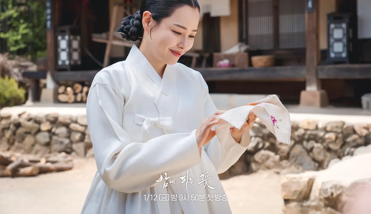 Jo Yeo Hwa yang menyandang status sebagai janda mengenakan pakaian sederhana dengan tatapan mata yang lembut.