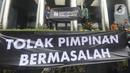 Aktivis dari Indonesia Corruption Watch (ICW) melakukan aksi teatrikal menolak kehadiran pimpinan KPK bermasalah di depan Gedung Merah Putih KPK, Jakarta, Jumat (20/12/2019). Aksi penolakan digambarkan dengan keberadaan dua dukun yang tengah mengusir roh jahat. (merdeka.com/Dwi Narwoko)