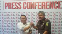ACC Sulawesi serahkan bukti kopian surat pernyataan tiga PNS Pemkot Pare-Pare terkait adanya dugaan suap proyek DAK senilai Rp 40 miliar di Kota Pare-Pare (Liputan6.com/ Eka Hakim)