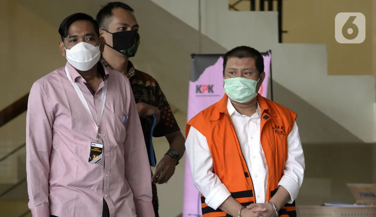 Bupati nonaktif Bengkalis Amril Mukminin (kanan) usai menandatangani penyerahan berkas P21 tahap 2 di Gedung KPK, Jakarta, Kamis (4/6/2020). Amril Mukminin segera disidangkan terkait kasus dugaan menerima suap proyek pembangunan jalan Duri-Sei Pakning. (merdeka.com/Dwi Narwoko)