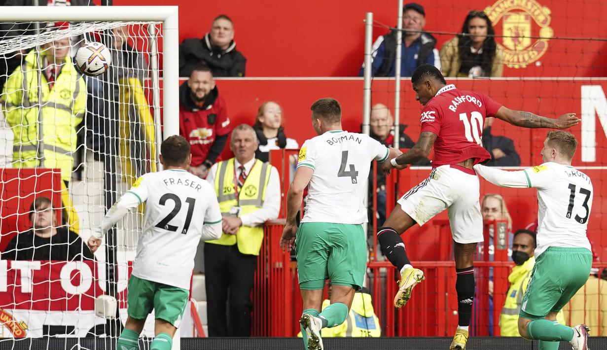 Sementara peluang terakhir Manchester United lewat sundulan Marcus Rashford usai menerima umpan tarik Casemiro masih melenceng tipis di sisi kanan tiang gawang Nick Pope. Hingga laga usai skor 0-0 tetap bertahan. (AP/Dave Thompson)