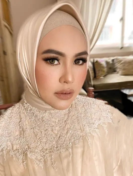5. Penampilan Kartika terlihat semakin sempurna dengan pulasan makeup flawless bernuansa nude peach oleh MUA @victoria_makeupteller. (Instagram/riomotret).