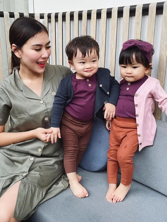 Adik Raffi Ahmad ini mengakui memang kedua anaknya belum bisa bicara dengan lancar. Namun sebagai orangtua, ia selalu membiasakannya agar nantinya bisa diterapkan oleh Zayn dan Zunaira. (Instagram/syahnazs)