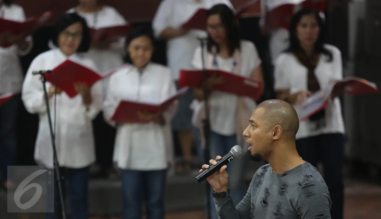 Penyanyi Marcell saat latihan untuk konser "3 Dekade Cinta Chrisye", Jakarta, Jumat (26/8). Selain Marcel, Vina Panduwinata dan Harvey Malaiholo dikabarkan akan ikut meramaikan konser "3 Dekade Cinta Chrisye". (Liputan6.com/Herman Zakharia)