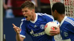 Selebrasi striker Schalke, Klaas-Jan Huntelaar setelah mencetak gol ke gawang Hamburg SV pada laga Liga Jerman 2012/2013 di Gelsenkirchen (28/4/2013). Klaas-Jan Huntelaar (Belanda) yang telah pensiun pada Juli 2021 tercatat pernah menjadi top skor Liga Jerman saat membela Schalke yang dibelanya selama 7 musim mulai 2010/2011 hingga 2016/2017. Pada musim 2011/2012 ia menjadi top skor Liga Jerman dengan koleksi 29 gol. (AFP/Patrik Stollarz)